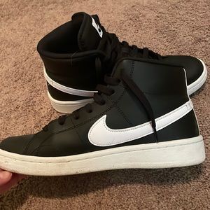 Nike woman’s court royale 2 MID shoes